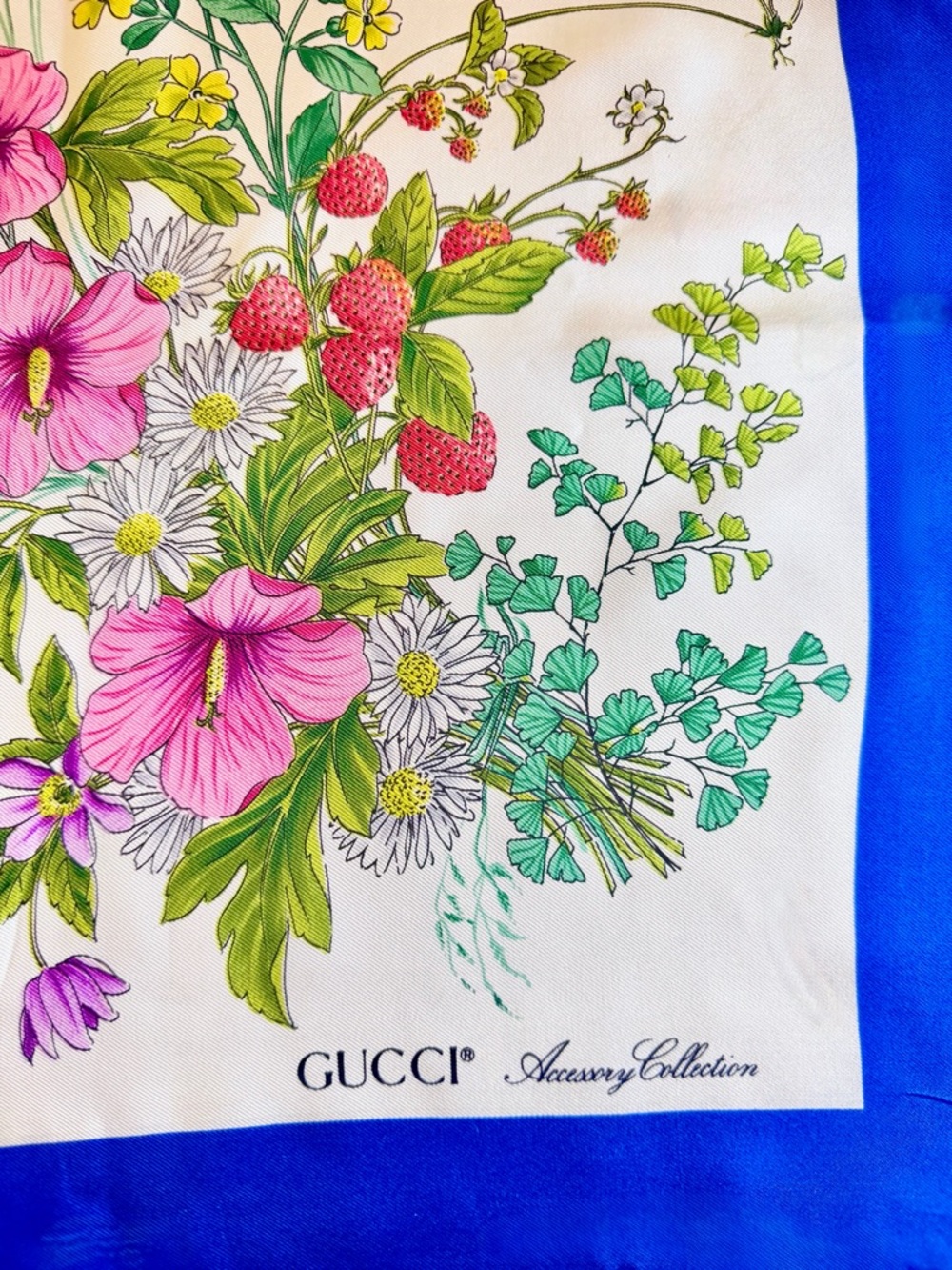 Gucci 100% silk scarf, iconic "Flora" botanical print